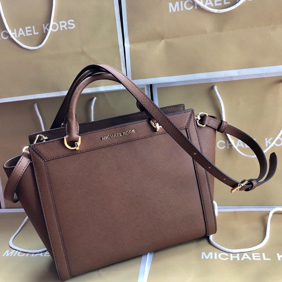 brandi small saffiano leather messenger bolsa